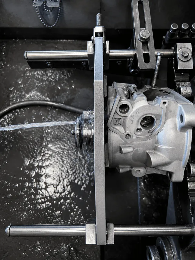 Machine horizontale pour la finition et le polissage du cylindre KTM EXC/SX 300 après le processus de rechromage.